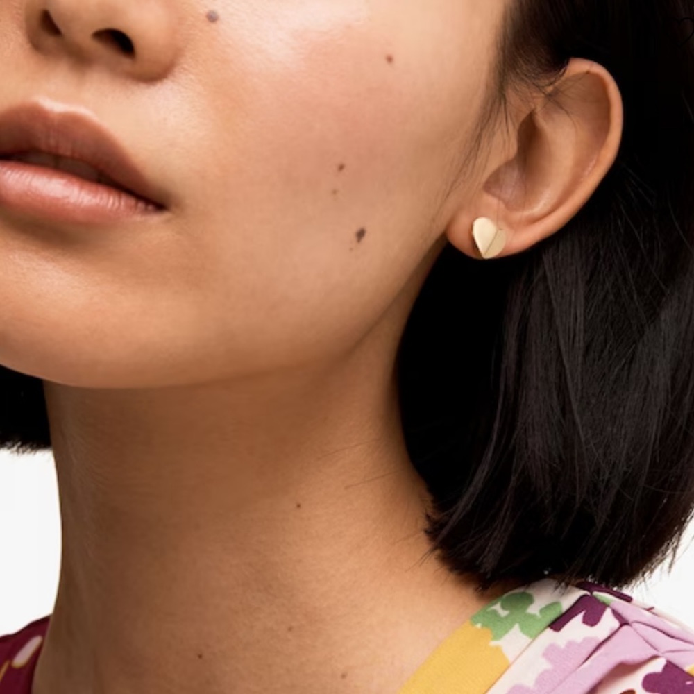 KATE SPADE • Gold Heritage Spade Heart Earrings - Picture 2 of 5